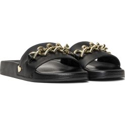 Klapki damskie czarne Love Moschino JA28022G0EI16000. Czarne klapki Love Moschino, bez wzorów, bez obcasa, bez zapięcia. Za 383.99 zł.