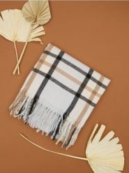 Szalik z frędzlami - wielobarwny. Szaliki i kominy Sinsay, bez wzorów. Za 29.99 zł.