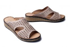 COMFORTABEL 700514-08 beige, klapki damskie. Brązowe klapki Comfortabel, w ażurowe wzory, ze skóry, bez obcasa, na koturnie, bez zapięcia. Za 264.90 zł.