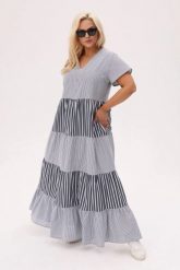Sukienka w paski Moya MAXI z falbankami - lekka, wygodna i stylowa PLUS SIZE XXL OVERSIZE LATO. Białe sukienki Moda Size Plus Iwanek, plus size, bez wzorów, z bawełny, eleganckie, bez kołnierzyka, plus size, bez ramiączek, maxi, oversize. W wyprzedaży za 285.90 zł.