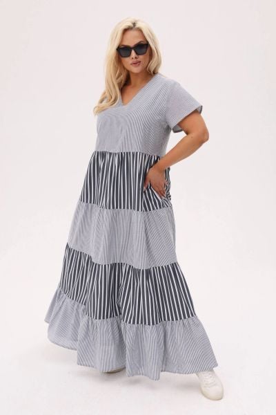 Sukienka w paski Moya MAXI z falbankami - lekka, wygodna i stylowa PLUS SIZE XXL OVERSIZE LATO. Białe sukienki Moda Size Plus Iwanek, plus size, bez wzorów, z bawełny, eleganckie, bez kołnierzyka, plus size, bez ramiączek, maxi, oversize. W wyprzedaży za 285.90 zł.