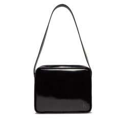 Torebka Calvin Klein. Czarne torebki klasyczne Calvin Klein, bez wzorów, klasyczne, bez dodatków. Za 259.99 zł.