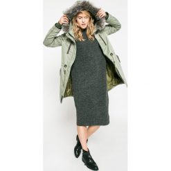 Vero Moda - Parka Raya. Zielone płaszcze Vero Moda, m, bez wzorów, z bawełny, z kapturem. W wyprzedaży za 219.90 zł.