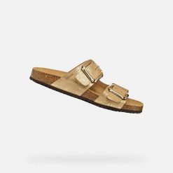 Sandały damskie Geox Brionia. Żółte sandały Geox, bez wzorów, z materiału, eleganckie, bez obcasa, bez zapięcia. Za 366.50 zł.