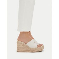 Klapki Calvin Klein. Białe klapki Calvin Klein, bez wzorów, bez obcasa, bez zapięcia. Za 409.99 zł.