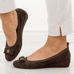 Brązowe zamszowe skórzane Polskie baleriny damskie Prestige 2236. Brązowe baleriny Prestige, bez wzorów, ze skóry, casualowe, z okrągłym noskiem, bez obcasa, na koturnie, bez zapięcia. Za 399.00 zł.