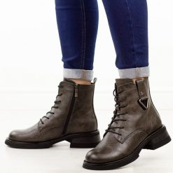 Szare botki damskie Potocki 12719. Szare botki POTOCKI, bez wzorów, z jeansu, eleganckie, z okrągłym noskiem, bez obcasa, na obcasie, bez zapięcia. Za 239.00 zł.