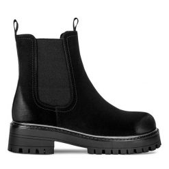 Botki JENNY. Czarne botki Jenny, bez wzorów, bez obcasa, na płaskiej podeszwie, bez zapięcia. Za 111.99 zł.