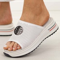 Białe ażurowe skórzane klapki damskie S.Barski 661. Białe klapki S.BARSKI, z aplikacjami, ze skóry, eleganckie, bez obcasa, na płaskiej podeszwie, bez zapięcia. Za 199.00 zł.