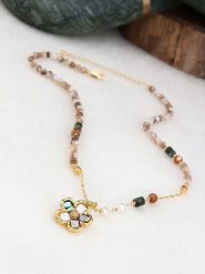 Pierres de Jade Pozłacany naszyjnik z elementami ozdobnymi - dł. 50 cm rozmiar: onesize. Białe naszyjniki Pierres de Jade, z materiału, z perłą, pozłacane. Za 86.99 zł.