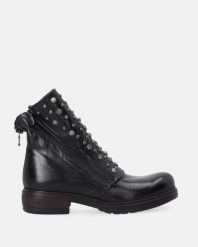 CZARNE BOTKI Z NITAMI P018LEBLOBB022. Czarne botki Venezia, bez wzorów, ze skóry, bez obcasa, bez zapięcia. Za 799.00 zł.