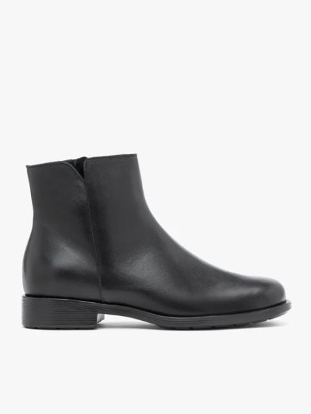 Czarne skórzane botki. Czarne botki Ryłko, bez wzorów, ze skóry, eleganckie, za kostkę, bez obcasa, na płaskiej podeszwie, bez zapięcia. Za 479.99 zł.