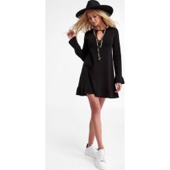 Sukienka TWINSET. Czarne sukienki Twinset Milano, na co dzień, s, bez wzorów, prążkowane, bez kołnierzyka, bez ramiączek, mini, proste. Za 859.00 zł.