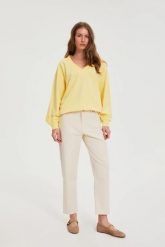 Jeansy z prostymi nogawkami beżowe. Brązowe jeansy MOODO, l, bez wzorów, z bawełny. Za 139.99 zł.