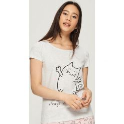 Piżama z nadrukiem w koty - Jasny szar. Szare piżamy marki Sinsay, z nadrukiem. Za 39.99 zł.