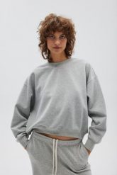 Bluza damska typu oversize w kolorze LIGHT GREY MELANGE - PINEY-UNI. Szare bluzy Marsala, uniwersalny, bez wzorów, z bawełny, bez ramiączek, bez kaptura. Za 259.90 zł.
