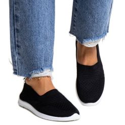 Czarne wsuwane tenisówki Shalha. Czarne trampki w ażurowe wzory, z gumy, eleganckie, bez zapięcia. Za 92.85 zł.