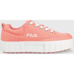 Fila tenisówki Sandblast damskie kolor różowy. Czerwone trampki Fila, bez wzorów, z gumy, bez zapięcia. W wyprzedaży za 164.99 zł.