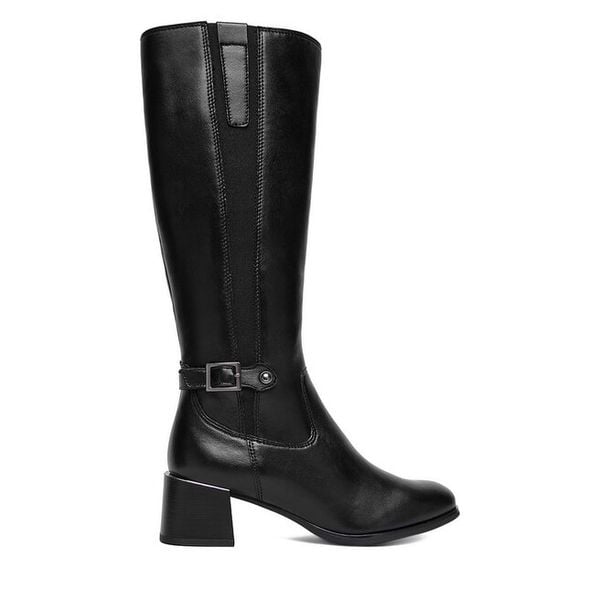 Kozaki Lasocki. Czarne kozaki Lasocki, bez wzorów, bez obcasa, na słupku, bez zapięcia. Za 419.99 zł.