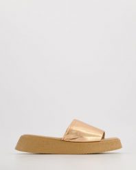 ZŁOTE KLAPKI DAMSKIE 9554-2 337 GOLD. Żółte klapki Venezia, bez wzorów, ze skóry, bez obcasa, bez zapięcia. Za 189.00 zł.