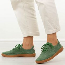 Zielone skórzane półbuty damskie T.Sokolski w26-611. Zielone półbuty wsuwane Sokolski, na jesień, bez wzorów, z jeansu, casualowe, z okrągłym noskiem, bez obcasa. W wyprzedaży za 179.10 zł.