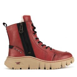 Botki Mustang. Czerwone botki Mustang, bez wzorów, bez obcasa, na płaskiej podeszwie, bez zapięcia. Za 295.99 zł.