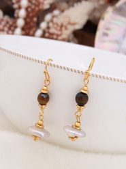 Pierres de Jade Pozłacane kolczyki-wkrętki z masą perłową rozmiar: onesize. Białe kolczyki Pierres de Jade, z perłą, pozłacane. Za 39.99 zł.