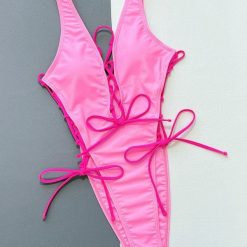 Strój kąpielowy jednoczęściowy z sznurowaniem na plażę Angelien. Czerwone stroje jednoczęściowe Intica, bez wzorów, z materiału. Za 149.00 zł.