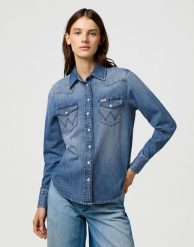 DAMSKA KOSZULA JEANSOWA WRANGLER HERITAGE SHIRT LIGHT HAND 112373227. Koszule Wrangler, m, bez wzorów, z jeansu, bez kołnierzyka, bez ramiączek. Za 169.99 zł.
