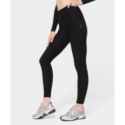 Legginsy Carpatree prążkowane z kieszenią Onyx Flow czarne. Czarne legginsy Carpatree, bez wzorów, prążkowane, sportowe. W wyprzedaży za 149.99 zł.