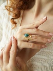 Pierres de Jade Pozłacany pierścionek z agatem rozmiar: onesize. Zielone pierścionki Pierres de Jade, z agatem, pozłacane. Za 79.77 zł.