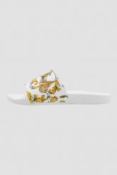 VERSACE JEANS COUTURE Białe klapki Fondo Slide DIS. SQ4. Białe klapki Versace Jeans Couture, bez wzorów, z jeansu, bez obcasa, bez zapięcia. W wyprzedaży za 299.99 zł.