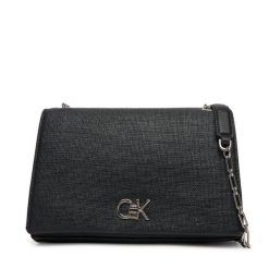 Torebka Calvin Klein. Czarne kopertówki Calvin Klein, bez wzorów, wizytowe, bez dodatków. Za 379.99 zł.
