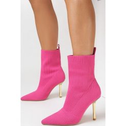 Fuksjowe Botki Sigrid. Czerwone botki Born2be, bez wzorów, z materiału, klasyczne, z otwartym noskiem, bez obcasa, na obcasie, bez zapięcia. W wyprzedaży za 149.99 zł.