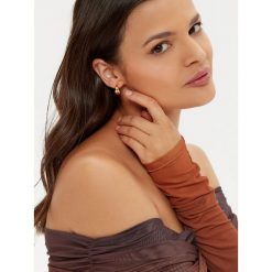 Kolczyki Guess. Szare kolczyki Guess, srebrne. Za 129.99 zł.