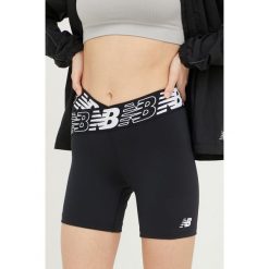 New Balance szorty treningowe Relentless damskie kolor czarny z nadrukiem medium waist. Czarne szorty sportowe New Balance, bez wzorów, z materiału. Za 149.99 zł.