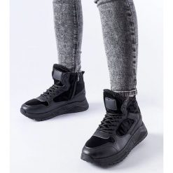 Czarne ocieplane wysokie sneakersy Malles. Czarne botki bez wzorów, eleganckie, z okrągłym noskiem, przed kolano, bez obcasa, bez zapięcia. Za 161.54 zł.
