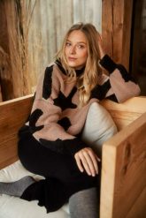 Wzorzysty sweter. Swetry MOODO, l, bez wzorów, z poliesteru, bez ramiączek. W wyprzedaży za 84.99 zł.