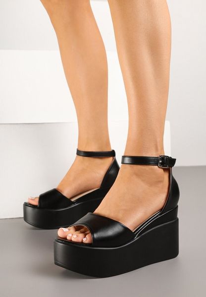 Czarne Sandały na Koturnie z Paskiem Wokół Kostki Paloria. Czarne sandały Born2be, bez wzorów, eleganckie, bez obcasa, na koturnie, bez zapięcia. Za 49.99 zł.