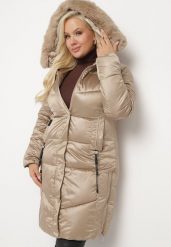 Ciemnobeżowa Pikowana Kurtka z Kapturem i Futrzanym Wykończeniem Ravaselle. Brązowe kurtki Born2be, xl, bez wzorów, z futra, eleganckie, z kapturem. W wyprzedaży za 227.49 zł.