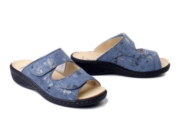 DR. BRINKMANN 701080-55 hellblau, klapki damskie. Niebieskie klapki Dr. Brinkmann, bez wzorów, ze skóry, bez obcasa, bez zapięcia. Za 369.90 zł.
