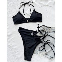 Bikini asymetryczne plażowe z elastycznego materiału Anja. Czarne bikini Intica, bez wzorów, z materiału. Za 139.00 zł.