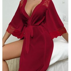 Szlafrok z koronkowym wykończeniem rękawów na wieczory w domu Selvedina. Czerwone szlafroki damskie Intica, m, bez wzorów, z koronki, bez ramiączek. Za 119.00 zł.
