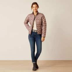 Damska kurtka puchowa Ariat Ideal. Fioletowe kurtki Ariat, bez wzorów, z puchu, bez kaptura. Za 636.50 zł.