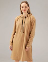 Krótka sukienka z polaru. Brązowe sukienki Unisono, s, bez wzorów, z materiału, sportowe, bez kołnierzyka, bez ramiączek, mini, sportowe. Za 139.00 zł.