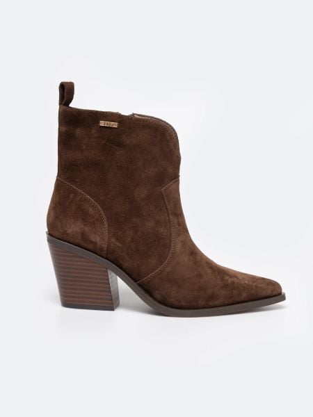 Botki damskie kowbojki ze skóry naturalnej zamszowej brązowe SS274473 803. Brązowe botki BIG STAR, bez wzorów, z gumy, eleganckie, ze szpiczastym noskiem, bez obcasa, na obcasie, bez zapięcia. Za 289.99 zł.