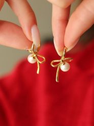 Pierres delicates Pozłacane kolczyki-kreole z perłami rozmiar: onesize. Białe kolczyki Pierres delicates, z perłą, pozłacane. Za 43.99 zł.