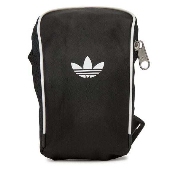 Saszetka adidas. Czarne nerki i saszetki adidas, bez wzorów, młodzieżowe, bez dodatków. Za 79.99 zł.