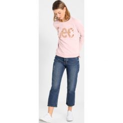 Lee FOIL LOGO Bluza pale pink. Niebieskie bluzy marki comma casual identity, z materiału, casualowe. Za 249.00 zł.