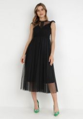 Czarna Sukienka Clymotis. Czarne sukienki Born2be, m, bez wzorów, z koronki, bez kołnierzyka, bez ramiączek, midi, dopasowane. W wyprzedaży za 169.99 zł.
